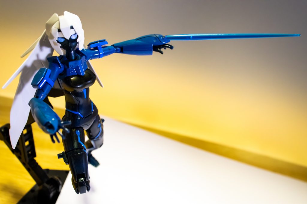 ガンダムベースカラーのメイはビームの色が青色なので全体的に濃いめの青で塗装