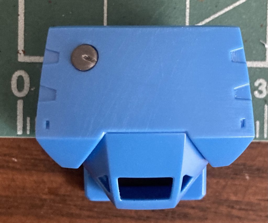 胸部分のワンポイント加工、穴を開けてパーツ埋め込み