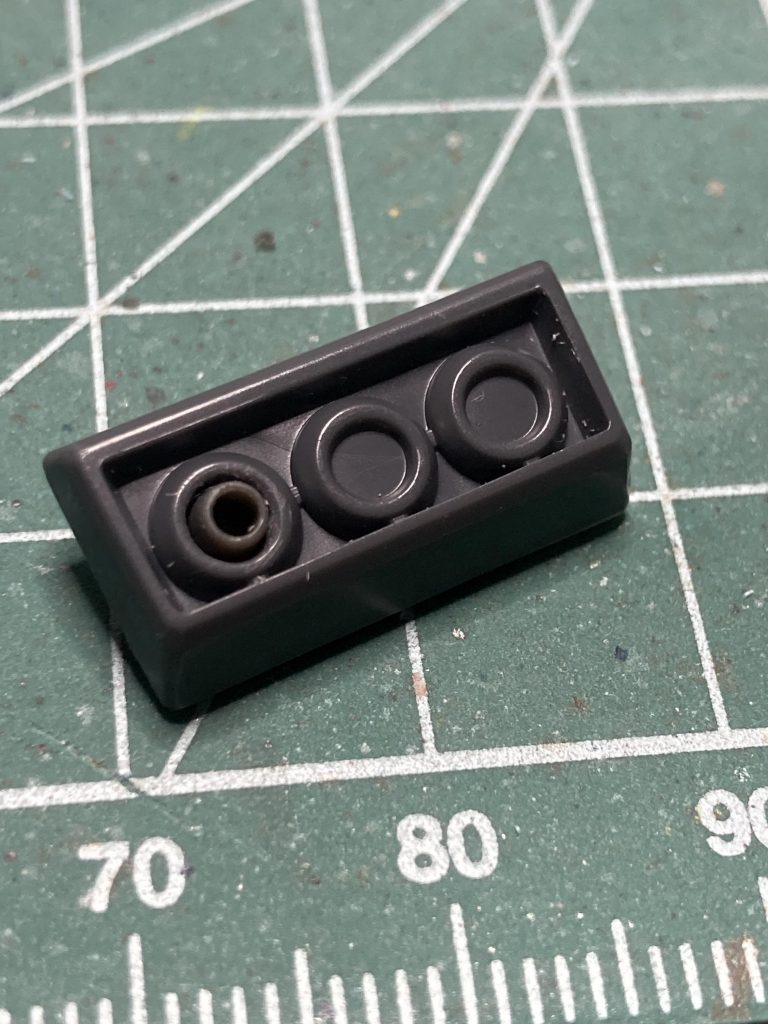 バックパックのバーニア部分、穴をあけてパーツを埋め込み