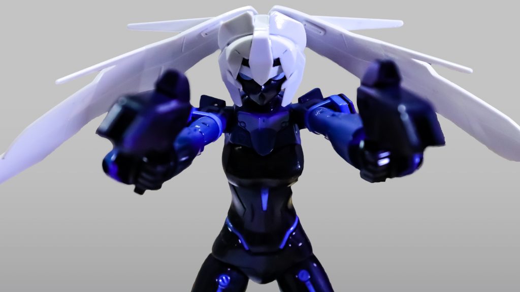 暗いところで見ると腕の部分もかなり青味が増して見えます