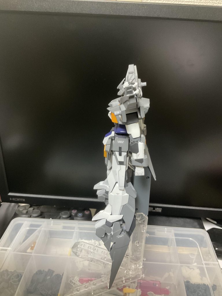 サイド(武装なし)腰のビームバルカンは予備パーツのブレード(?)に変更してあります。