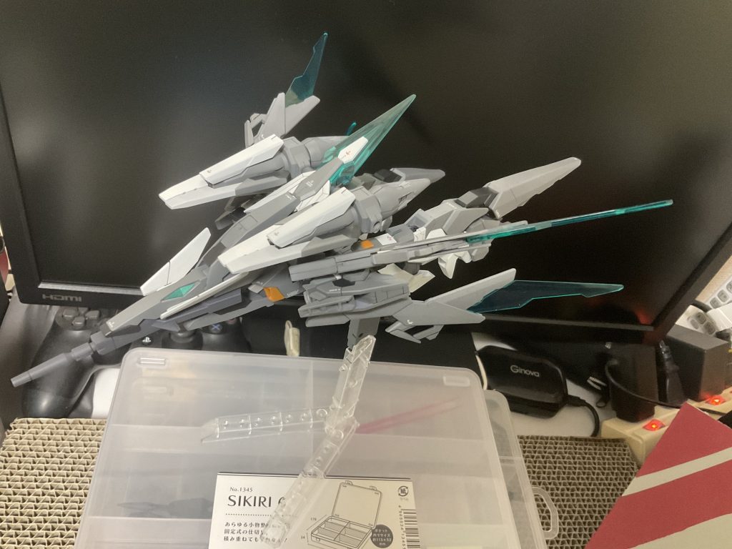 変形後変形を無視した加工のせいで腰のサイドアーマーが干渉してしまうので変形時には外してあります。