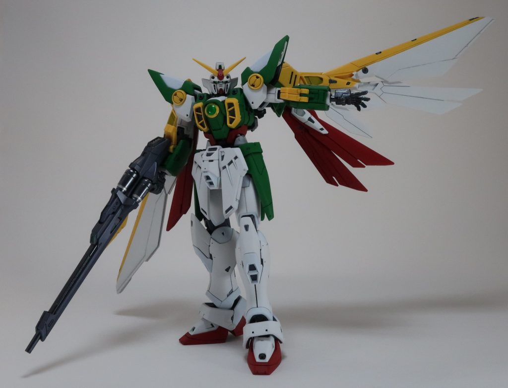 フェニーチェといえば、このポーズ。RGのアレンジの最大の特徴、この羽の展開ですが、個人的には好みでないので最初は接着するつもりでした。が、このポーズに似合いそうな気がしたので接着せずに残しました。