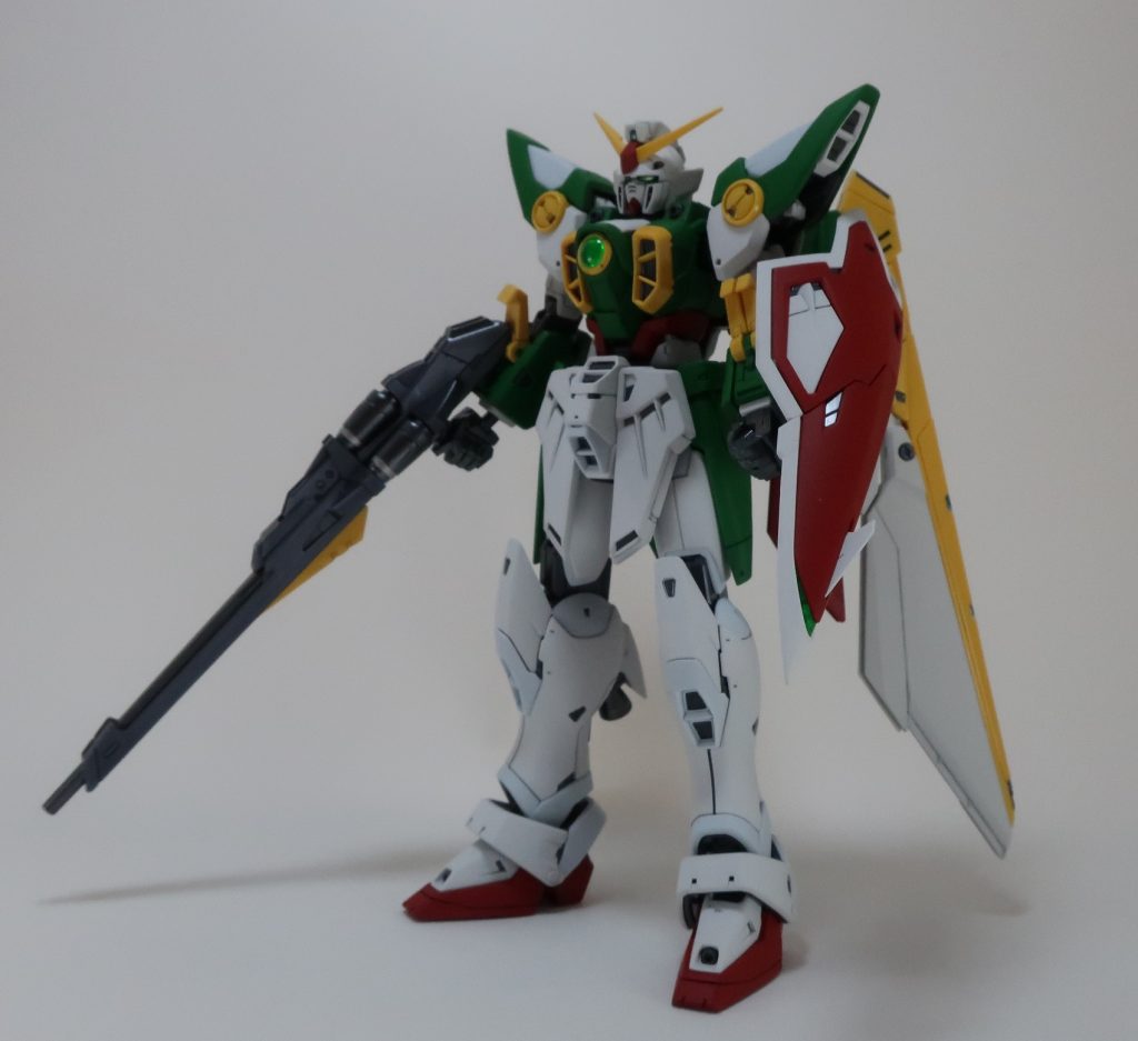 白と黄は成型色のまま、それ以外をすべて塗装しています。黄部分は金色にするか迷いましたが、今回は黄部分だけ艶ありとしました。(Wの機体は1/100旧キットのせいで金色にしたくなる…)