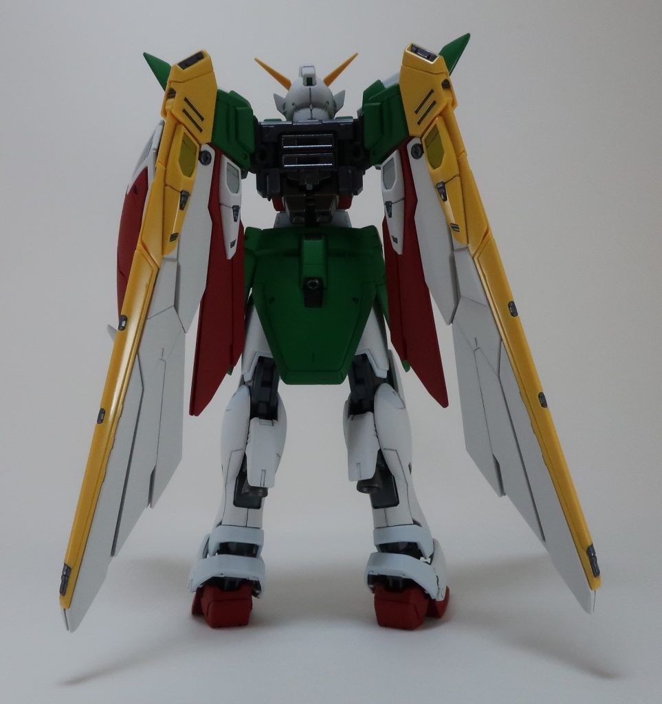 羽はかなり重くて、直立させるのもなかなか難しいです。