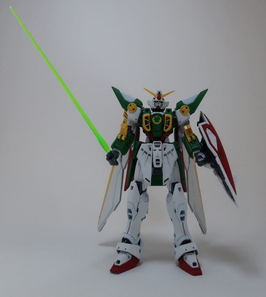 ウイングのビームサーベルの柄はグレー。のはずなんですがなぜかスルーされがち。今回も白成型だったので塗装しました。