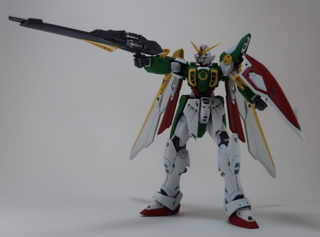 立たせられる精いっぱいのポーズ。関節は程よい固さで、今のところバスターライフルを持ち上げても腕が垂れ下がるようなことはありません。