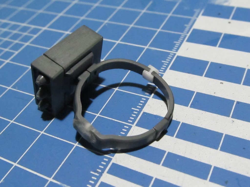 ミサイルポッドのベルト部分がそのままだと大きすぎるので少し切り詰めて調整。スネ側はプラリペアで接着、ふくらはぎ側はH字プラ棒で固定。