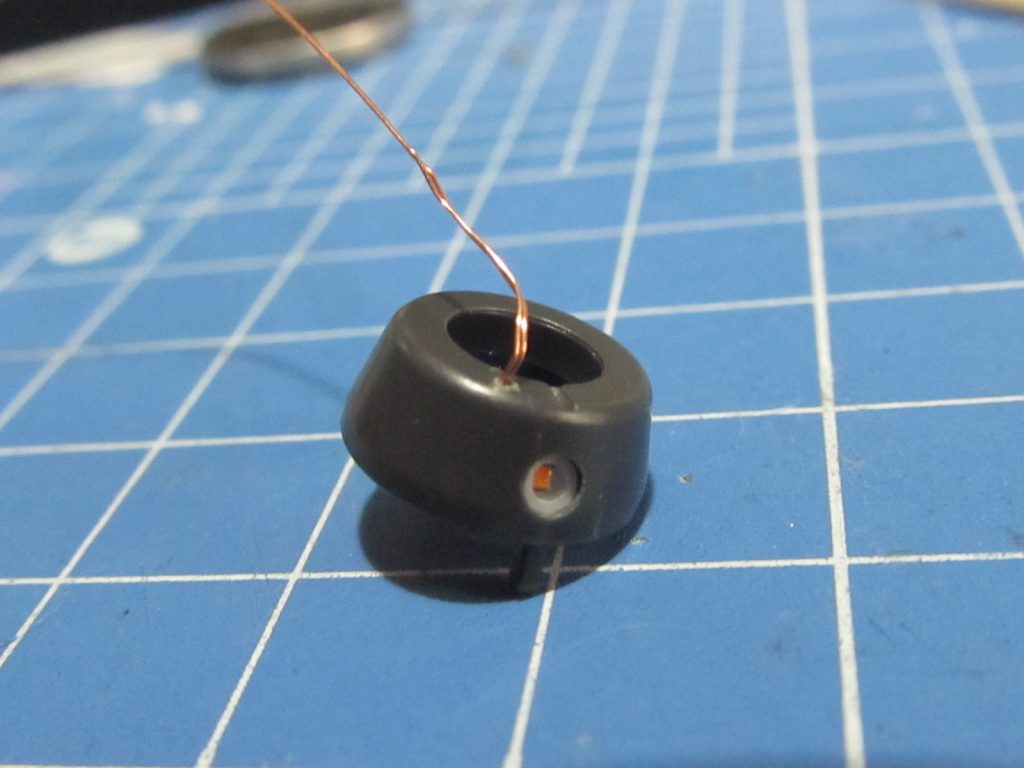 モノアイは1005サイズのチップLEDを埋め込み