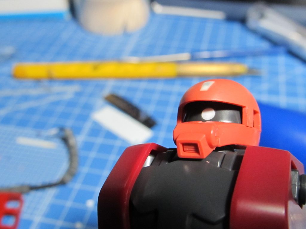 薄く切った2mm白丸棒で蓋をします。敢えてクリアパーツなどは使いません。光が透けるのを利用します。