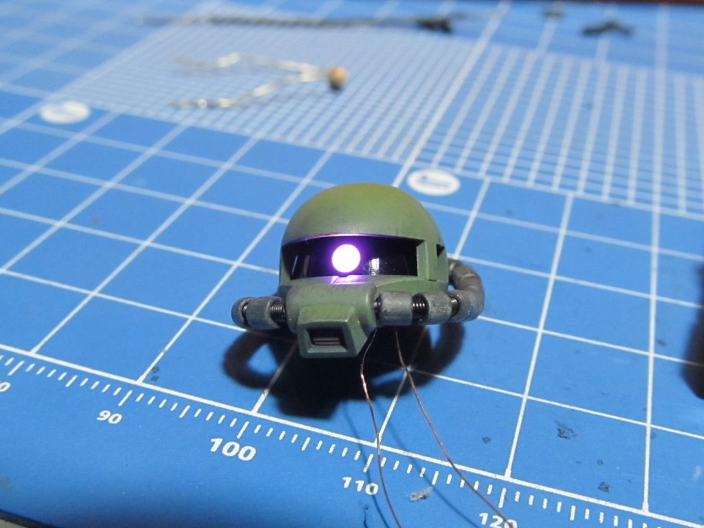 モノアイ部分はツライチに削り込んで整えてからツルツルに仕上げました