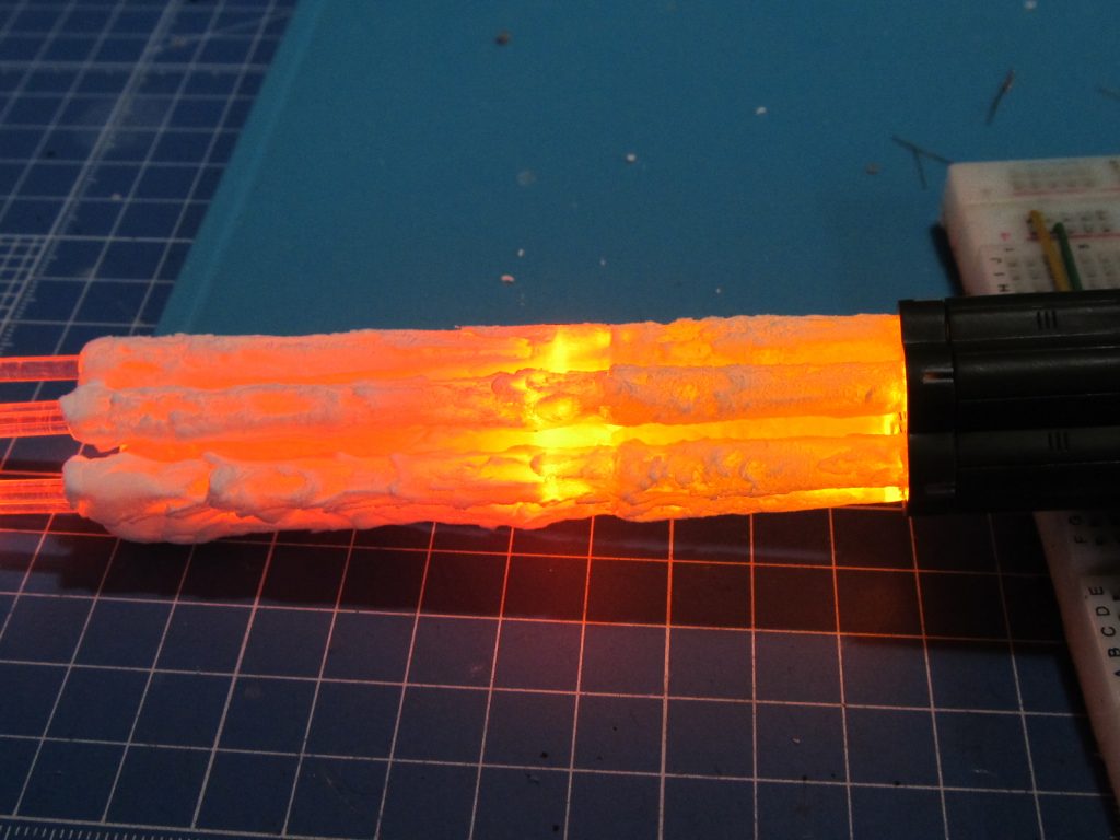 5mm透明プラパイプにLEDを仕込んで軽量紙粘土を巻きつけます