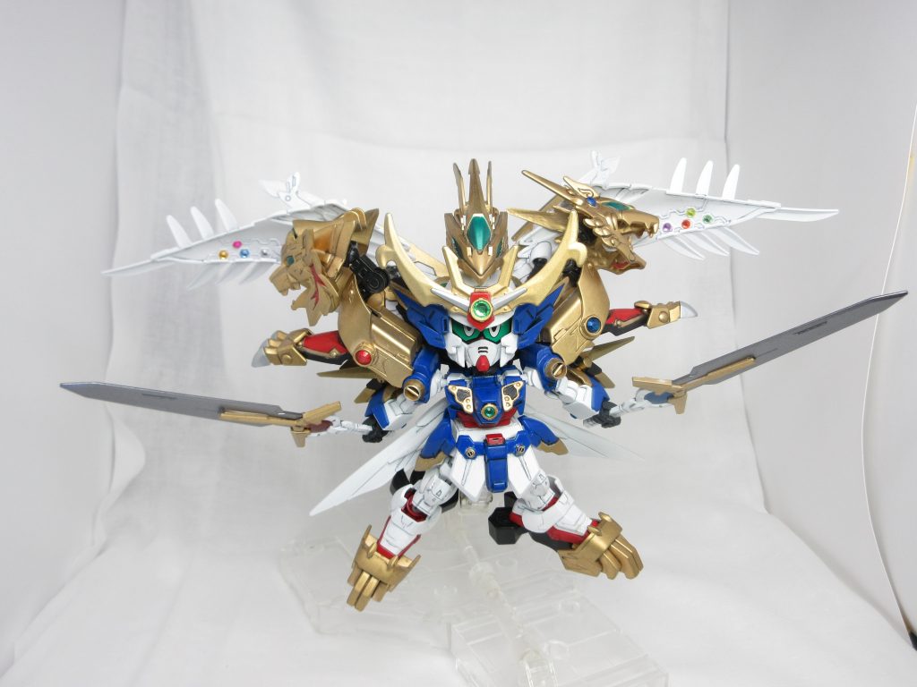 胸にある「炎水の宝玉」から生成される二本の剣、『豪炎破剣』と『烈水流剣』が悪を斬る！