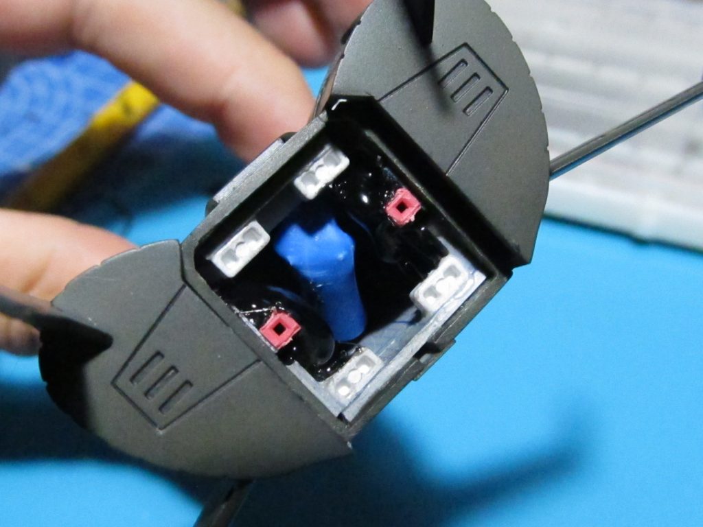 ナノブロックとピンソケットで接続します