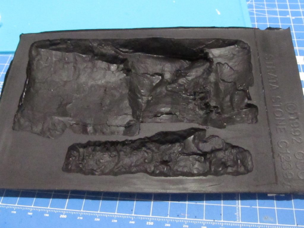 岩盤は鉄道模型で使うKATOの型でつくりました。