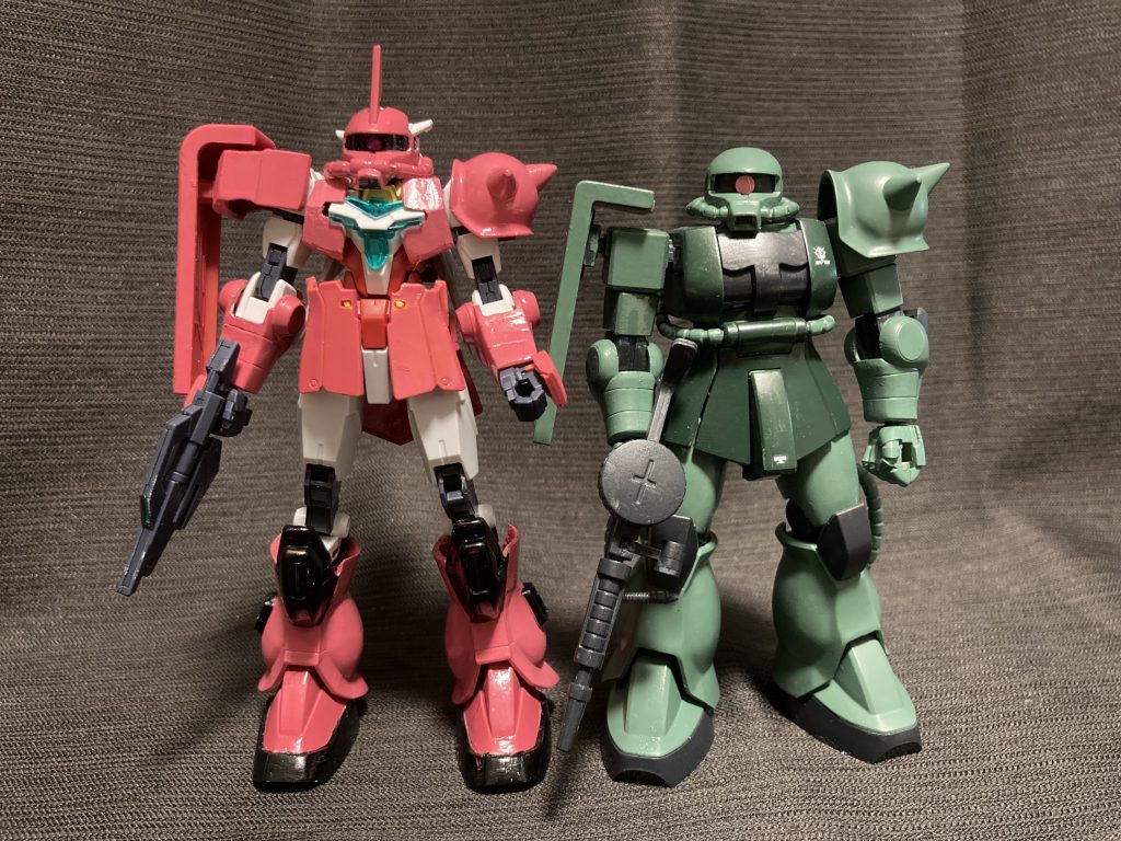 HGのザクとの比較。実のところ、フロントアーマーはジョイント部分を間違えて穴あけしていて、SFSに組み込めないのですが面倒で直してません。