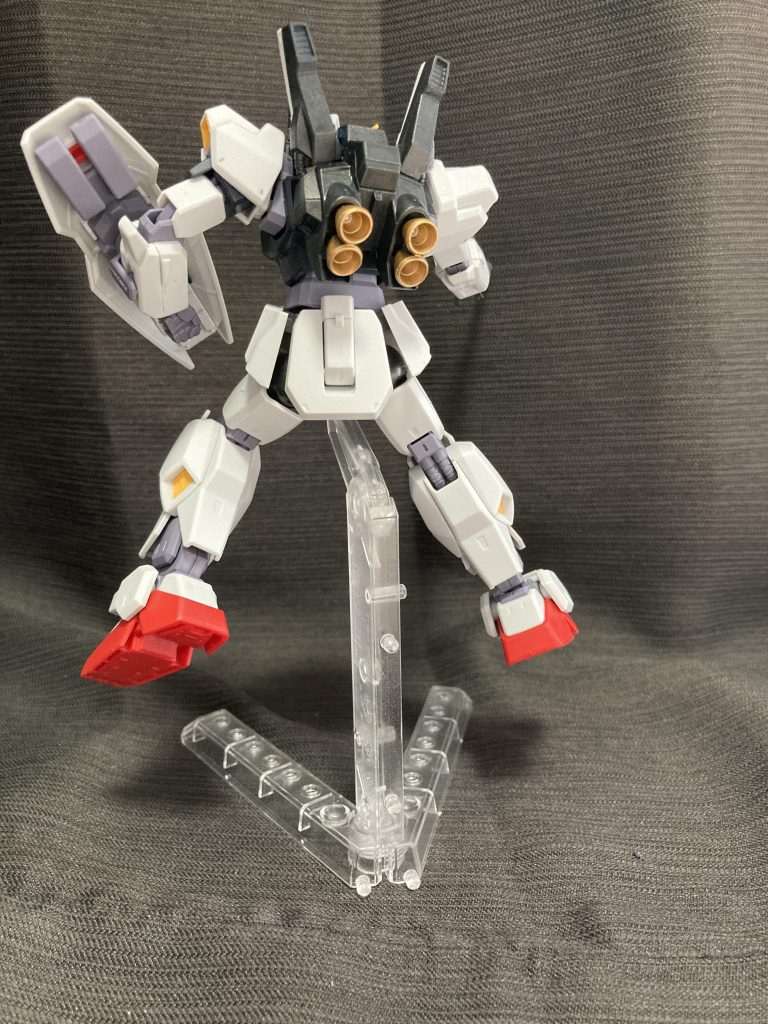 胴体、バックパック、シールド下部にライフルとバルカンポッドは塗装しています。メインバーニアは焼き入れ風の仕上げをいつかはしてみたいものですが、現状では技術がまったく伴わないので単色仕上げ。