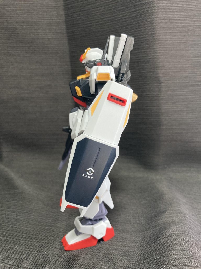 ステッカーはAE製MS汎用からエゥーゴのマークだけつけました。旧HGは知りませんが、RGほどでないにしても手に取るとずっしりとした重量感を感じます。合わせ目加工もほぼ不要なように考えられており、良キットと思いました。ただまぁ、武器が単色かつ関節カラーになってるのは勘弁してほしかった（特にバズーカ）バズーカは持たせたくなったら、RGのものを流用しようと思いますｗご覧いただきありがとうございました。