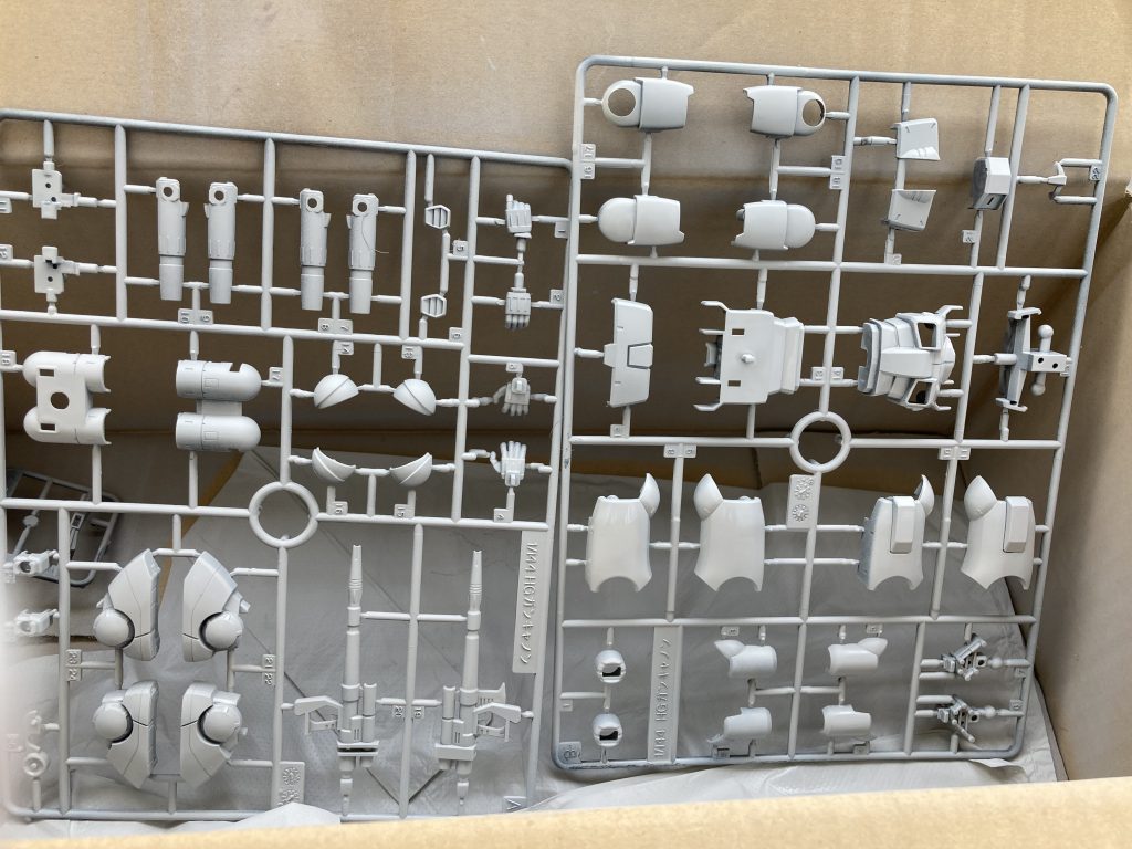 流石に赤や白を黒いパーツに塗ってまともに発色すると思いませんでしたので、グレサフをまず塗ってから組んでます。加工した場所や塗装剥がしをしたい個所などは一部、シルバー塗ってから色を重ねています。ご覧いただきありがとうございました。
