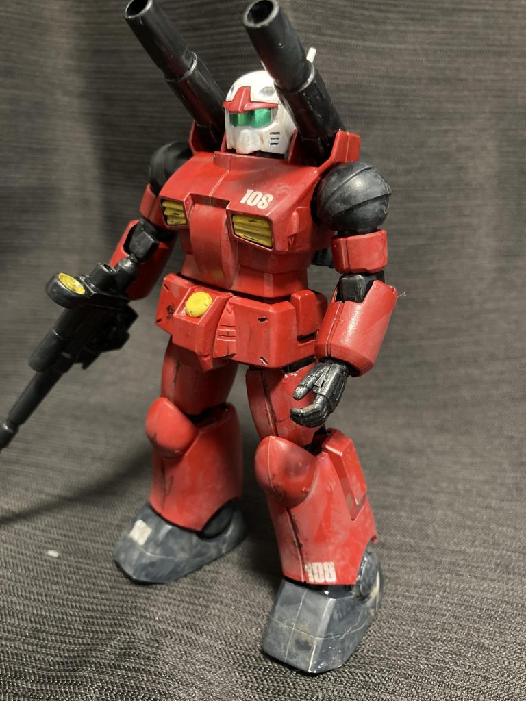 今回、合わせ目加工は最小限。塗装では何度か重ね塗りをしたうえで、軽く磨ぎを入れたうえでウエザリングと一部剥がして下地を出してウェザリングライナーを使って煤色を付けてます。掲載後にトップコート吹いたら、ウエザリングも流れてしまった（バカ）ので、再加工。写真差し替えています。鉄騎兵中隊のエンブレムは、お遊びで入れました。脚の108のナンバーはキット付属シールの余白を少なめに切り取って貼り付け後、ヤスリ掛けしてやれた感を出してます。