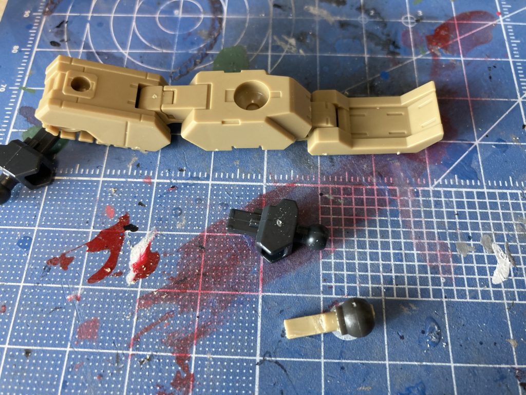 足首の換装部分は受け穴のサイズが違うので、そのままでは無理でした。余剰のポリキャップとランナー加工でジョイントを作って取り付けています。