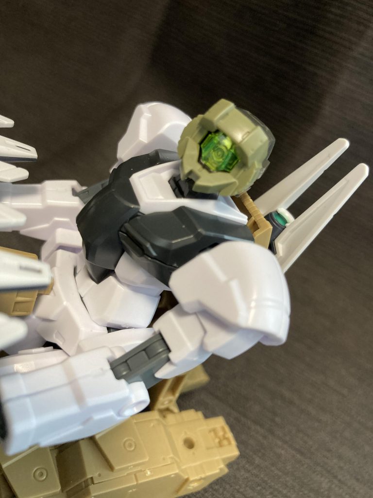 ジャンク購入したアルトの頭部。センサー部分は同じくガンダムマーカーで塗装してクリアパーツ付けています。