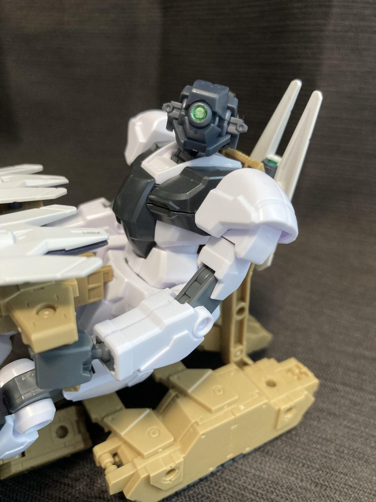 狙撃用アーマーの頭部。こちらもガンダムマーカーで塗装しました。