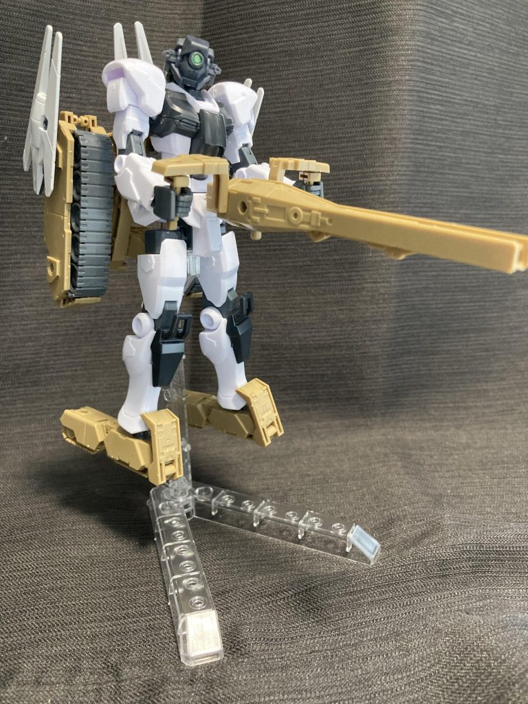 MS形態。ちょっとリアヘビーすぎて自立しませんでした。脳内設定：緊急時以外の性能も控えめなガードフレームで不整地ディメンジョンの警邏対応を効率化するために作られた装備。狙撃戦用のセンサーユニットのほか、センサービットによる3次元観測が可能で長距離監視と狙撃精度の両立が図られている。