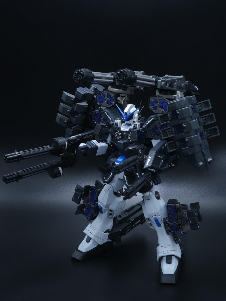 全火器発射態勢。ガトリング（キャノン方式）はコトブキヤのMSGを使って可動式にしています。