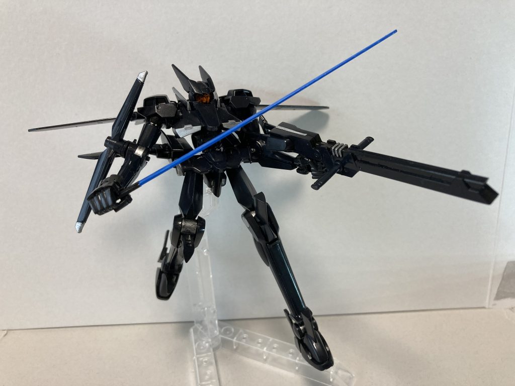 ボディカラーはレシピ通りではなく、ガンダムmk2のボディ用に調色した塗料の余りをそのまま使ってます。ほんのり青み入っているんですが、写真だと真っ黒にしか見えませんね(肉眼でもそう思ってみないと黒ですが)カラーリングの白指定部分はシルバーに変更しています。