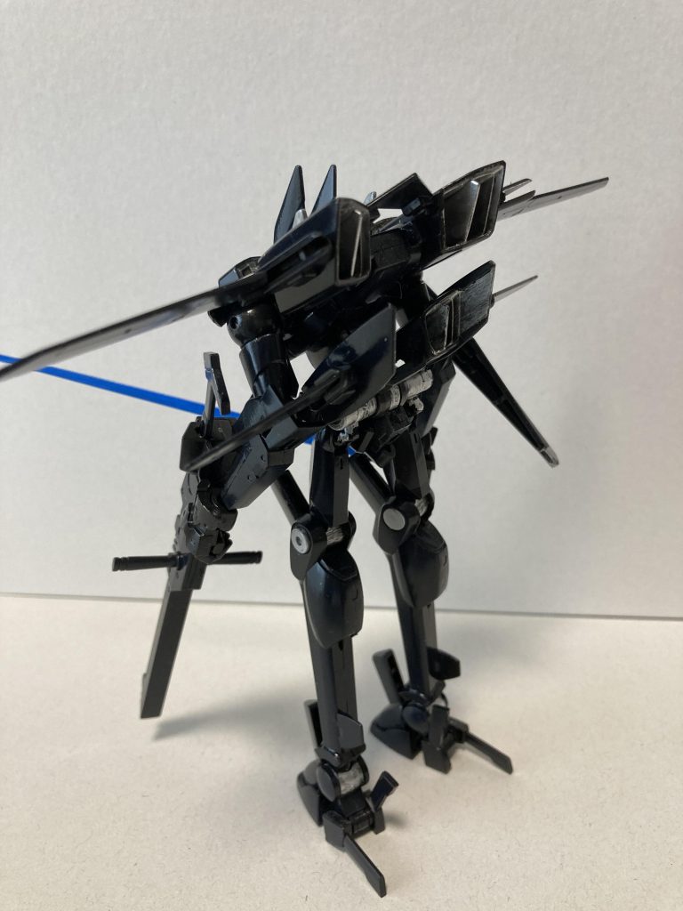 バーニアや関節部分もシルバー塗り。スタンドなしで自立しますが、安定性のためにアンカー(尾翼)おろしています。HGできちんと変形もするし、パーツが少ない割に良い出来と思いますが、武器の保持性が若干悪いのがやや不満でした。