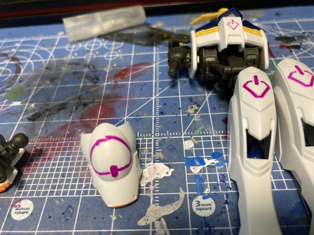 マーカーで塗った後のはみだしは、神ヤスで落としてます。成形色仕上げで若干の手を入れるだけというときには重宝しますね。最後までご覧いただきありがとうございました。