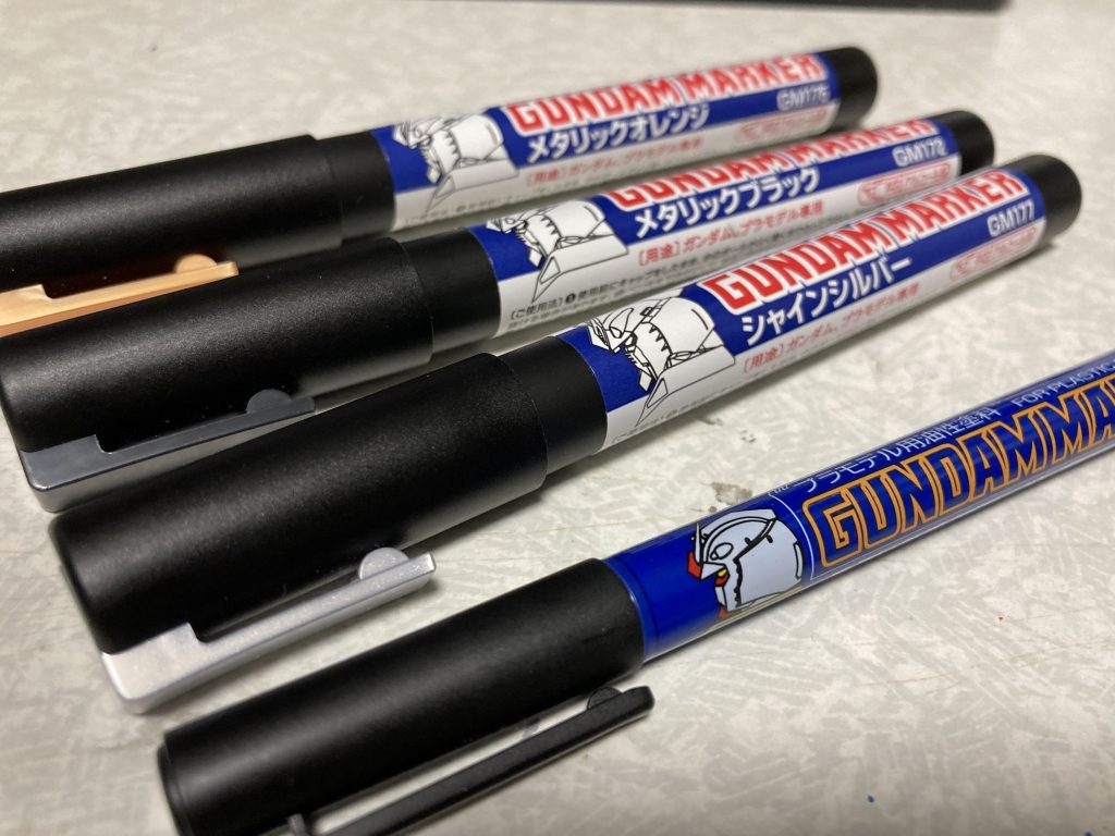 今回使ったマーカーメタリックオレンジメタリックブラックシャインシルバースミいれ用<ブラック>表面は激落ちくんスポンジで磨きを入れて、今回はトップコートもなしです。