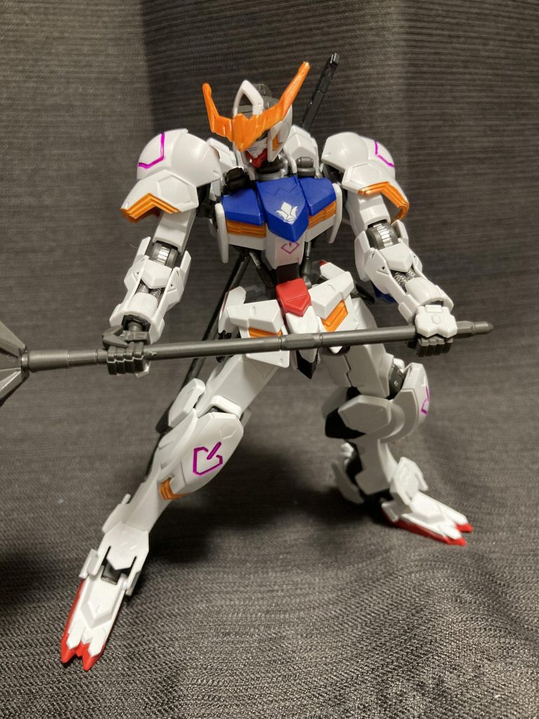 塗装はすべてガンダムマーカーで行いました。一発勝負になりがちなので、筆部分はもうちょっと柔らかい素材になってくれればいいのだけど。付属のシールは目、サイドアーマー(赤部分)、バックパックだけ使いました。