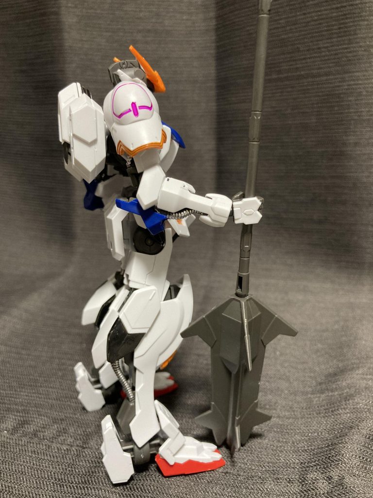 合わせ目加工は一部分のみで済むのが鉄血系のいいところ。バルバトスはルプスをカラー変更で組んで以来だったのですが、作りやすくていいですね。