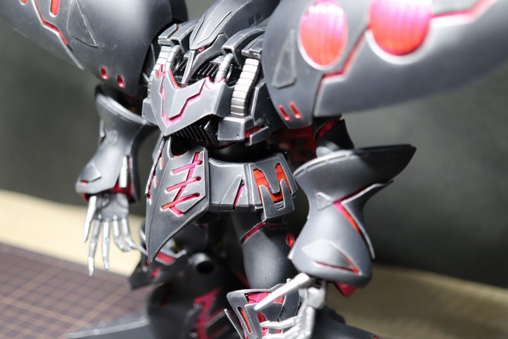 サイコフレームの埋込みとつや消し黒のドライブラシでの塗装剥がれ再現でしょうかね。デカールは気が向いたらとちょいと息切れしてます(^_^;)