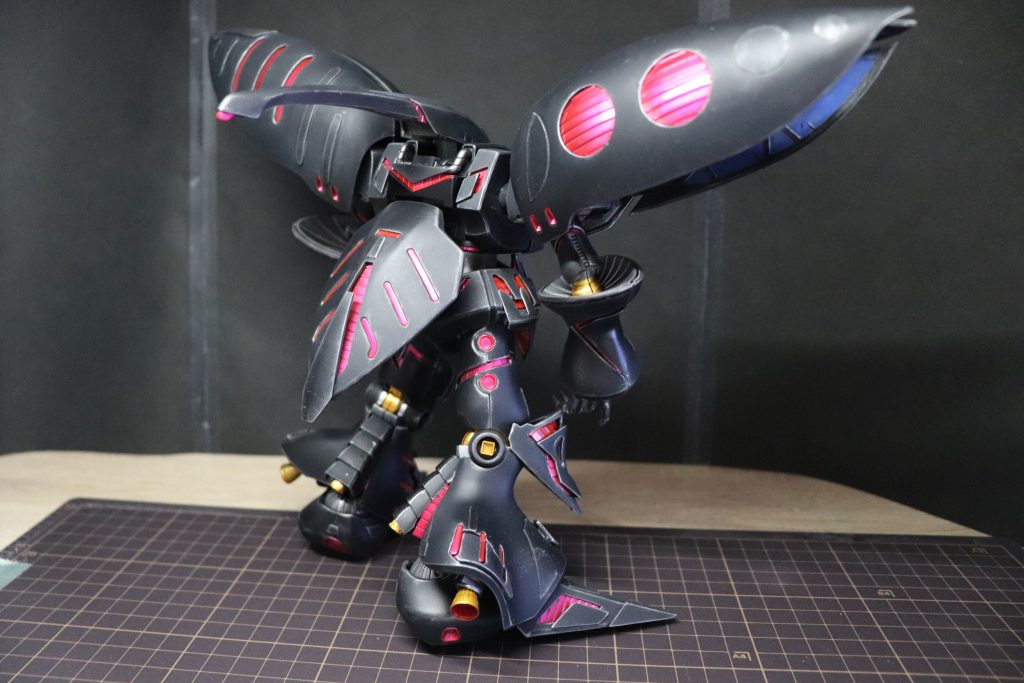 後ろ羽根はあえて割らずに変化を持たせました。