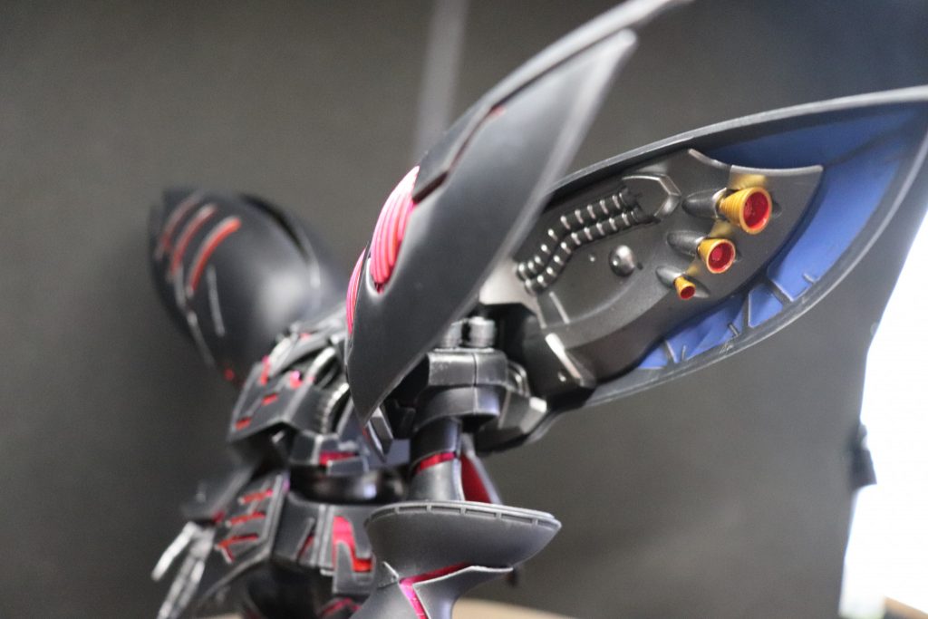 バーニアは別付。エングレービングも青で裏側を塗装。