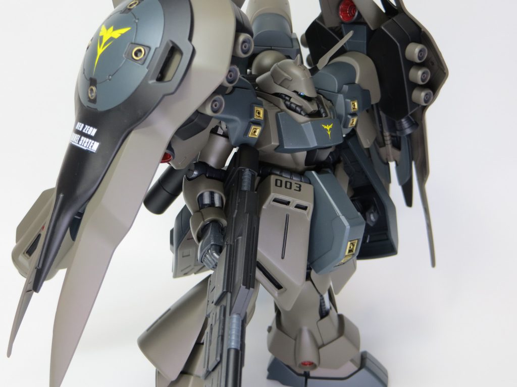 色はディープグリーン+ディープオリーブ+マットブラック。全身の重さを支え自立させるため、ランナー製のピンが各部に刺してあります。可動を殺しつつも安定した素立ちを優先しました。