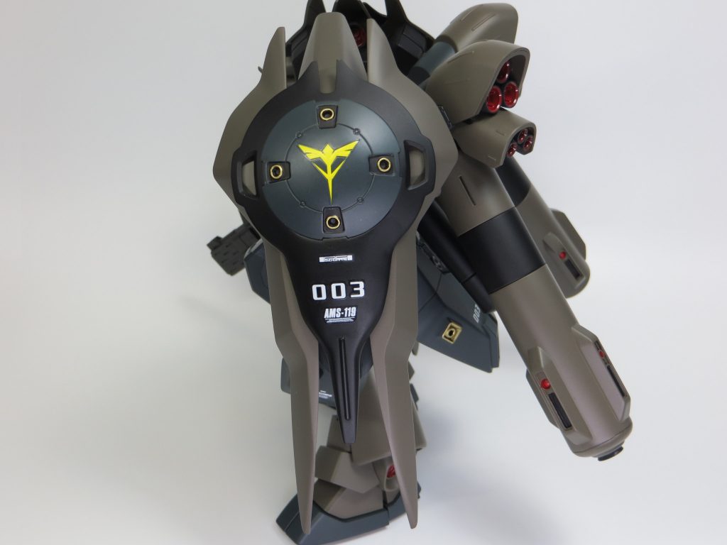 肩部シールドバインダーです。幅を出すためにサザビーのシールドを真っ二つに切りました。