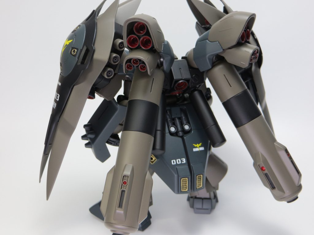 後部。ウェルテクス風バックパックにαアジールのプロペラントタンクを付けてみました。4本のタンクで機体のエネルギー消費を支えます。