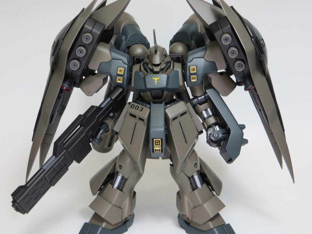 全体的にくすんだ色をチョイスしたので微妙かとも思いましたが、ピンポイントのゴールドが映えて良い感じです。