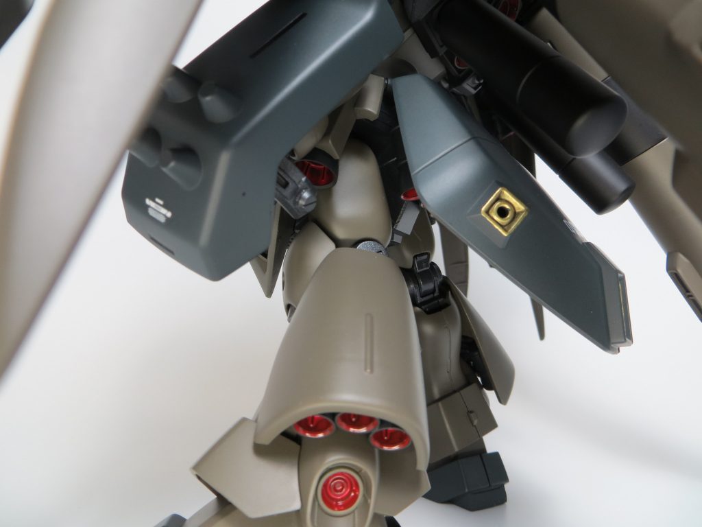 脚部下側からの画像。腰アーマーや臀部、脚部に追加でブースターを取り付けたのですが、隠れて目立たない。無理やり撮影をしてみました。