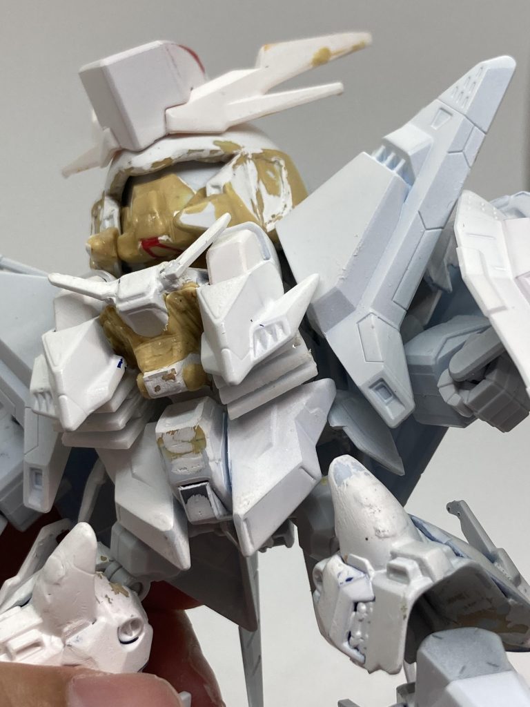 パテで持っているパーツの調整も一苦労…。