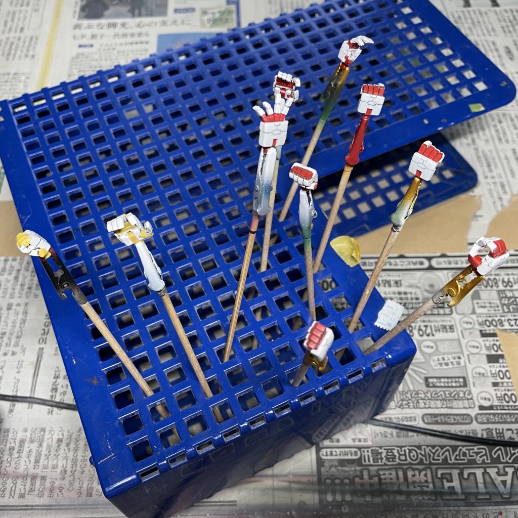 手首のトップコート前 マスキングしてから白い部分を吹いたので、筆塗りより楽でした。筆塗りで面を白で均一に塗るのは面倒ですが、はみ出た部分をリタッチするくらいなら、それほど苦ではありません。 RGの手首の塗り分けは、元デザインよりだいぶ楽です。