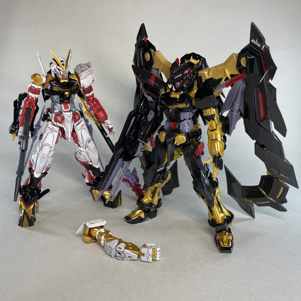 今回組んだアストレイと、ゴールドフレームの右腕、転用部分以外未塗装のRGガンダムアストレイゴールドフレームアマツを並べてみました。アマツは、武装がトリケロス改だけの方が好みです。ゴールドフレームの腕を組むために、アストレイの右肩を外しています。