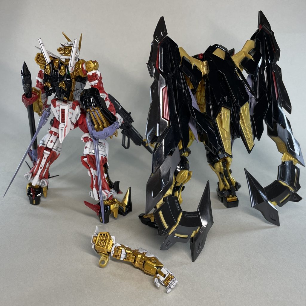 ゴールドフレームの腕は、RGアマツミナの腕の余剰パーツとRGレッドフレームの肩パーツの一部を使って組みました。肩のみRGレッドフレームのシールを貼っています。ガンダムアストレイゴールドフレーム の腕に組み替えできるように、右肩をゴールドフレームと同じ配色にしました。