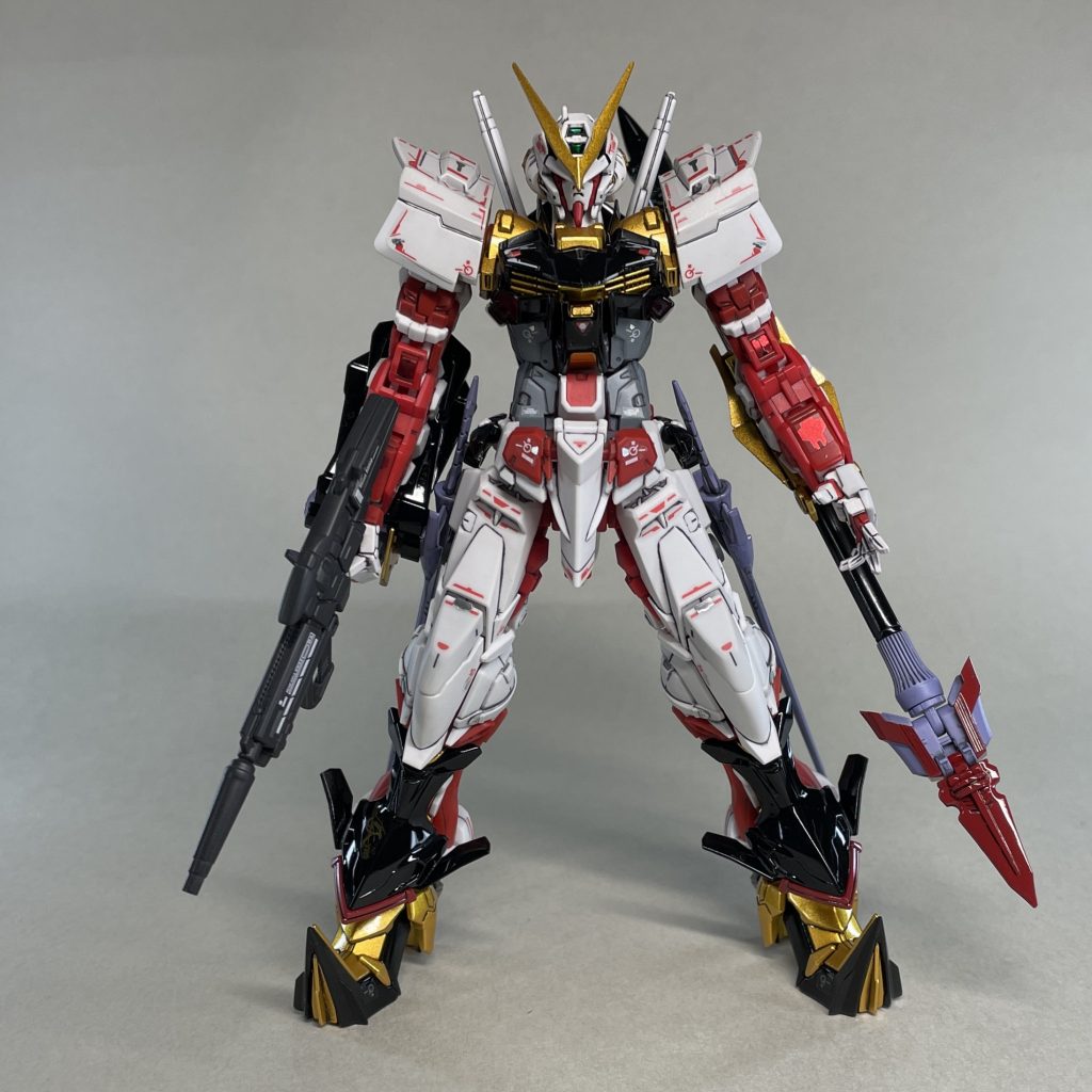 正面 ゴールドは、ガイアカラー122スターブライトゴールドをエアブラシ吹きしました。筆塗りだときれいに塗れません。以前は筆でアクセント塗装に使っていて、それほどいい色に感じませんでしたが、エアブラシで吹き付け塗装をすると好印象で評価が変わりました。金色部分は、スミ入れ前にクリアコートして、シールを貼った後に再びクリアコートしました。