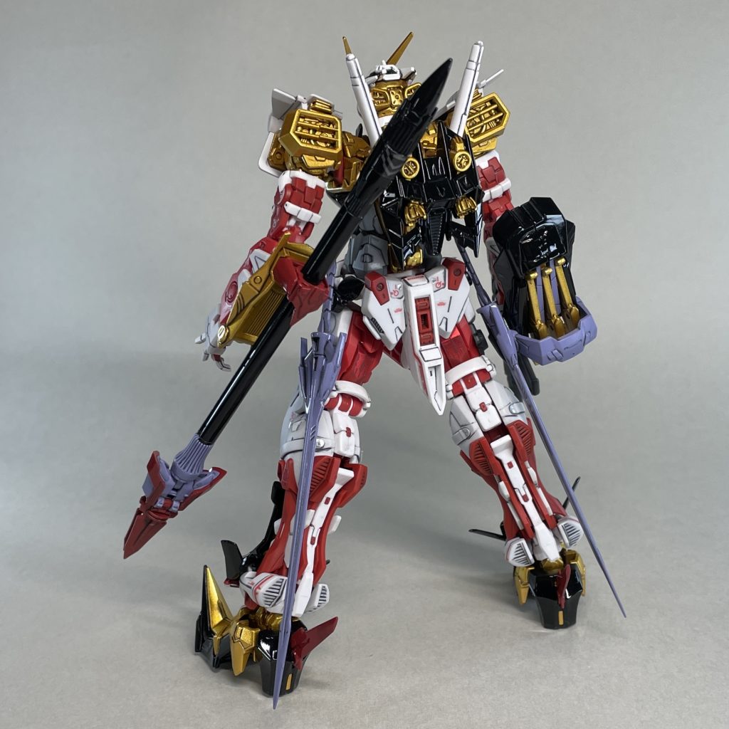 うしろ 1/144RGアストレイの素体に、アマツミナの追加装備とゴールドフレームの頭部と右肩、バックパックを装備させ、あまり追加塗装しなくてもそれほど違和感がないような配色に塗装。レッドフレームのままの部分は成形色のまま製作。レッドフレームをベースに、ゴールドフレームのパーツを装備させる主なフレームをゴールドに塗装しました。