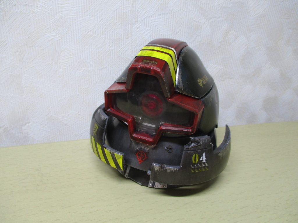 左側の装甲にモビルワーカー風のストライプを入れました。とさかの部分にも線を追加...